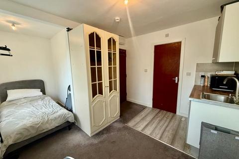 1 bedroom in a house share to rent, Linden Way, Southgate