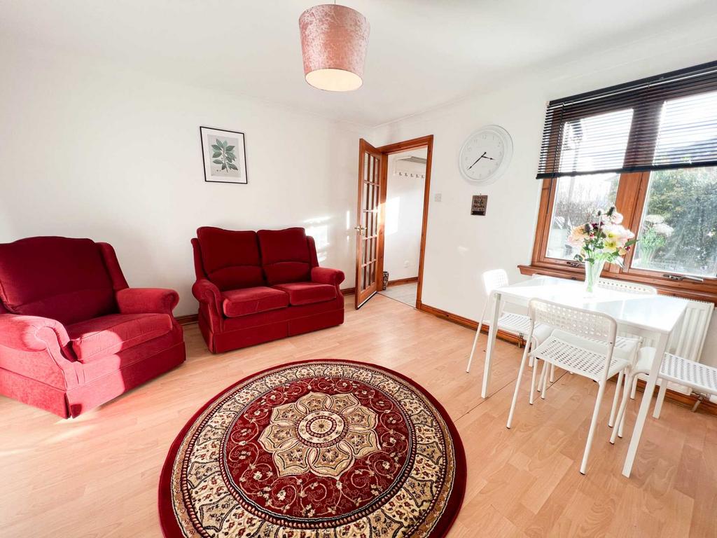 Lochiel Place, Alexandria 2 bed flat £725 pcm (£167 pw)