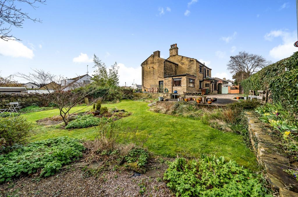 Marsh, Pudsey, West Yorkshire, LS28 4 bed detached house £625,000