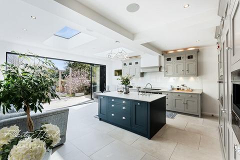 290 Avery Hill Road, London, SE9 2JL