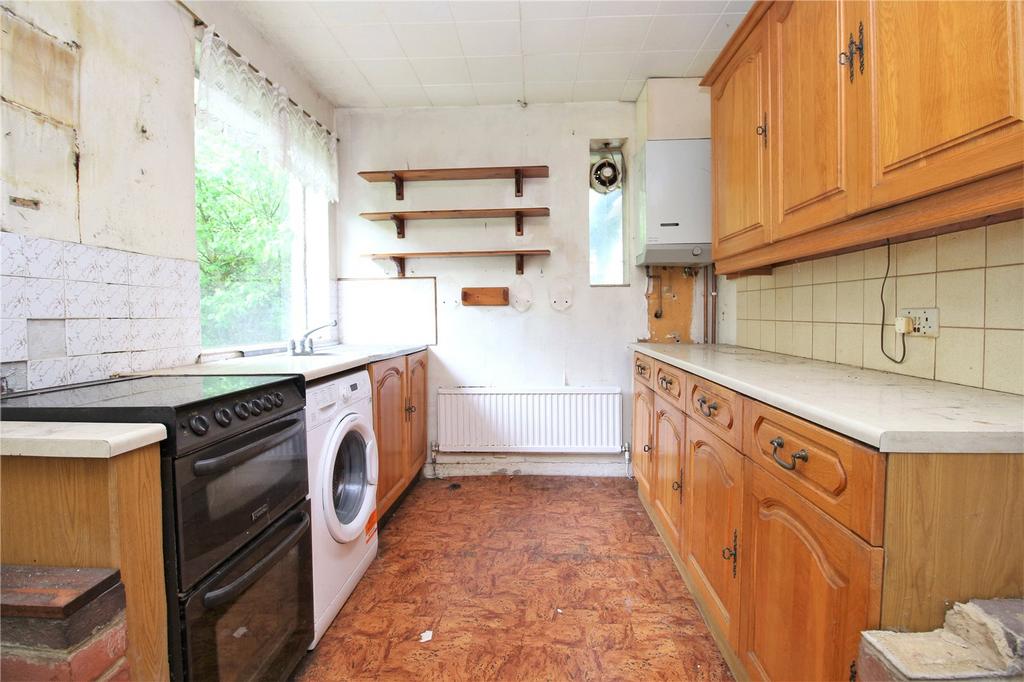 Wootton Road, Tiptoe, Lymington, Hampshire, SO41 2 bed bungalow for