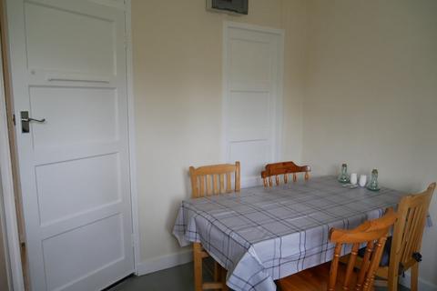 4 bedroom flat to rent, Pirbright House, Kingsnympton, Kingston, KT2 7TQ