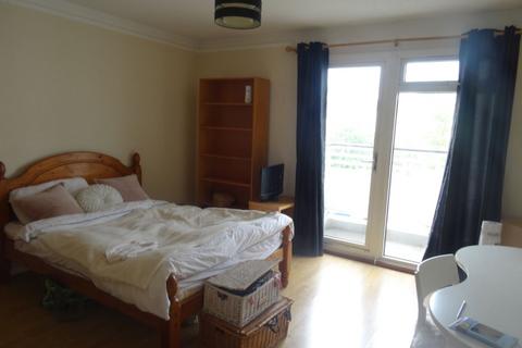 4 bedroom flat to rent, Pirbright House, Kingsnympton, Kingston, KT2 7TQ