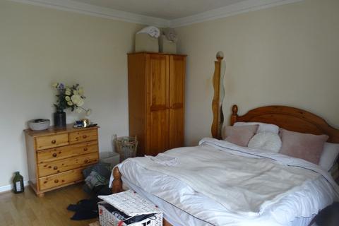 4 bedroom flat to rent, Pirbright House, Kingsnympton, Kingston, KT2 7TQ