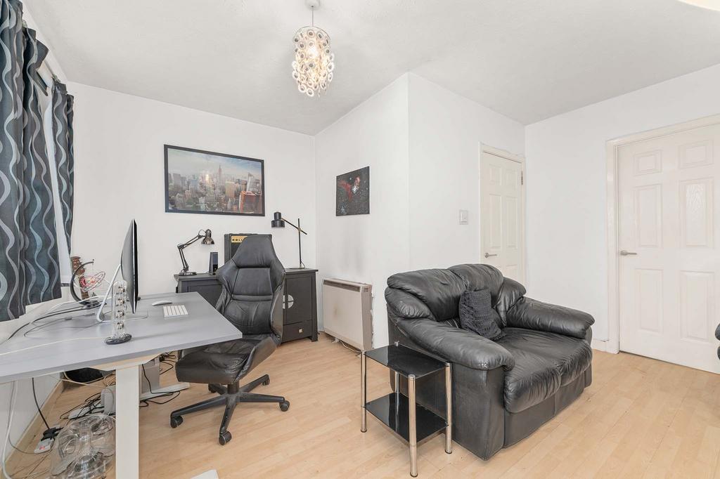 Longdales Avenue, New Carron, Falkirk FK2 2 bed ground floor flat for