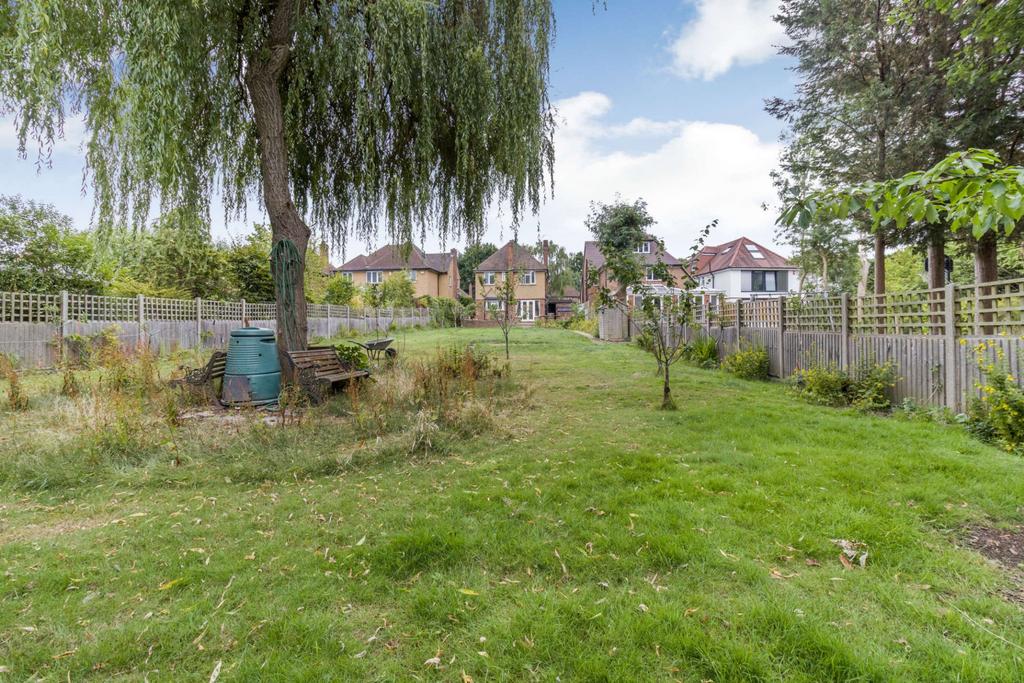 Cuckoo Hill Drive, Pinner, HA5 3 bed detached house for sale £1,015,000