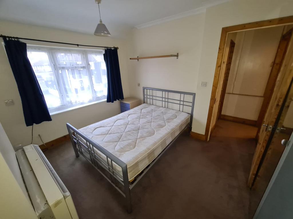 Holgate Road, Dagenham RM10 1 bed flat £1,299 pcm (£300 pw)