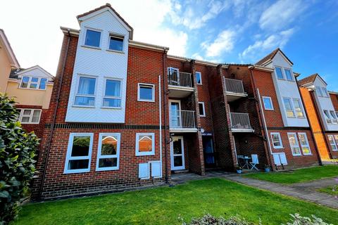 1 bedroom flat for sale, Whitefield Road, New Milton, Hampshire. BH25 6DF