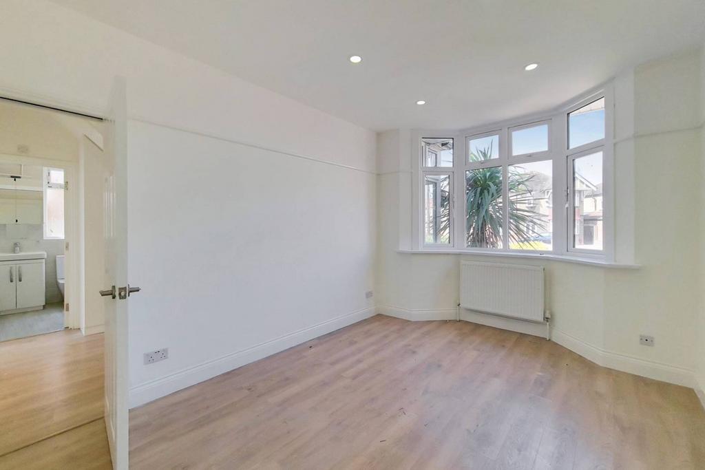 Elm Drive, Harrow, HA2 5 bed bungalow £2,900 pcm (£669 pw)