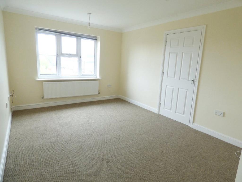 Chalfont Court, Wolverhampton Road... 2 bed flat £695 pcm (£160 pw)