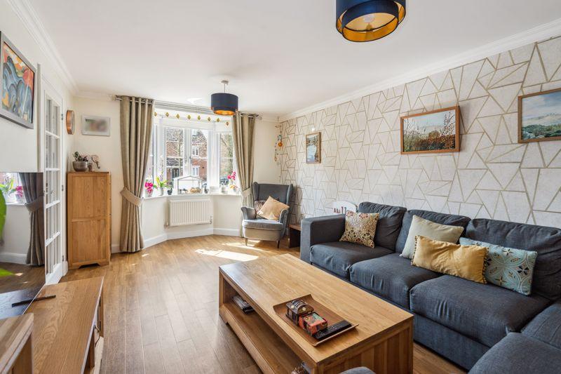 Yew Tree Crescent, Didcot 4 bed semidetached house £450,000