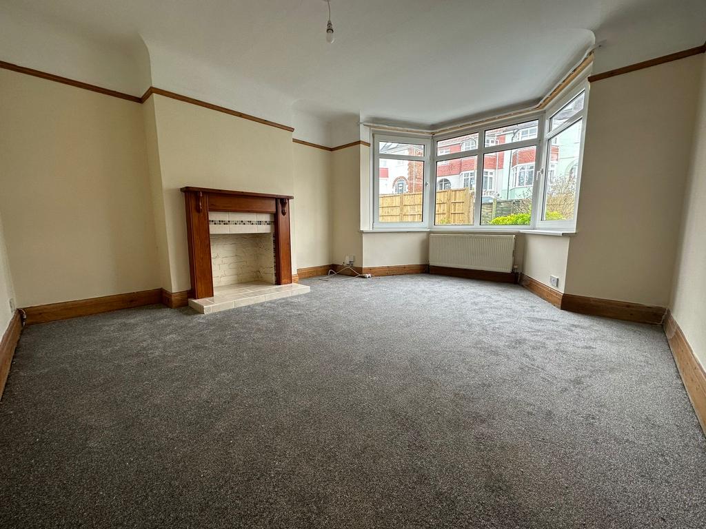 Fareham Uplands Crescent UNFURNISHED 3 bed semidetached house £1,400