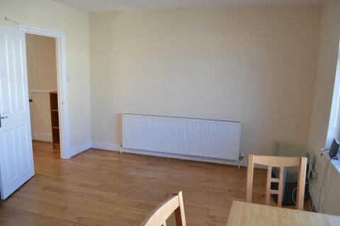 2 bedroom flat to rent, Garratt Lane, Tooting, London, Wandsworth, SW17 0NB