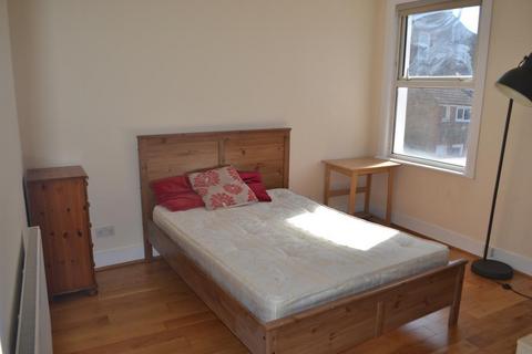 2 bedroom flat to rent, Garratt Lane, Tooting, London, Wandsworth, SW17 0NB