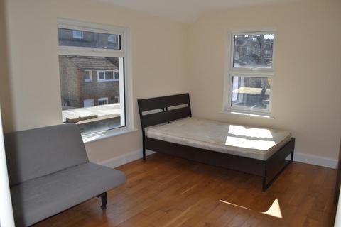 2 bedroom flat to rent, Garratt Lane, Tooting, London, Wandsworth, SW17 0NB