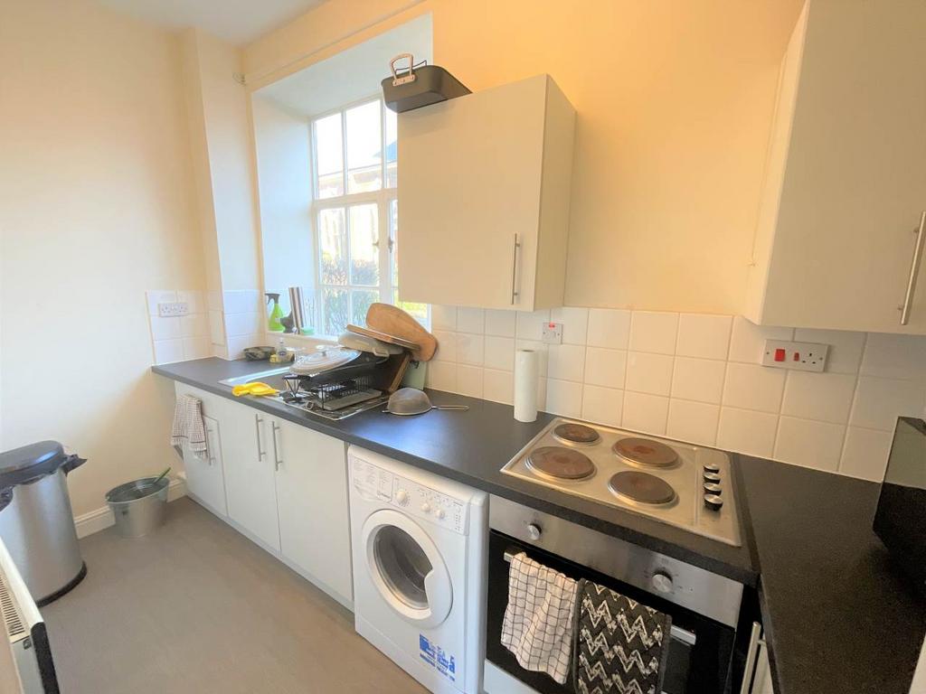 Clock Court, Victory Road, Wanstead 1 bed flat £1,275 pcm (£294 pw)