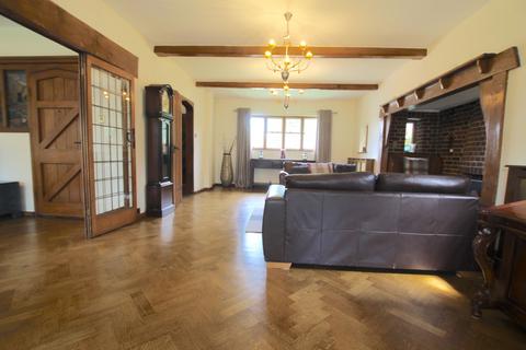 4 bedroom detached house to rent, The Green, London