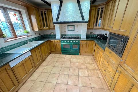 4 bedroom detached house to rent, The Green, London