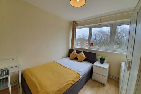 1 bedroom in a flat share to rent, Suffolk Square-FL