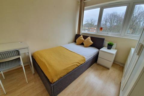 1 bedroom in a flat share to rent, Suffolk Square-FR