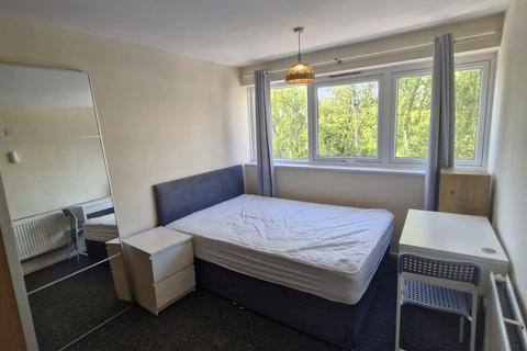 1 bedroom in a flat share to rent, Suffolk Square-FR