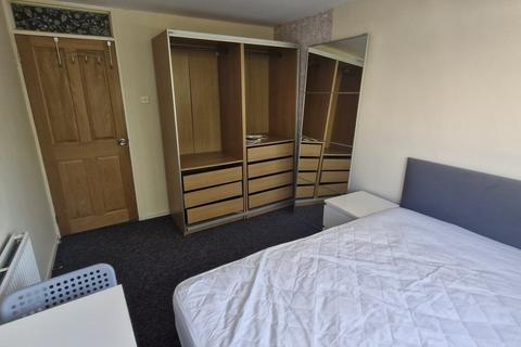 1 bedroom in a flat share to rent, Suffolk Square-FR