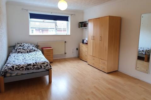 3 bedroom flat to rent - Derby Street