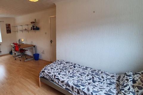 3 bedroom flat to rent - Derby Street