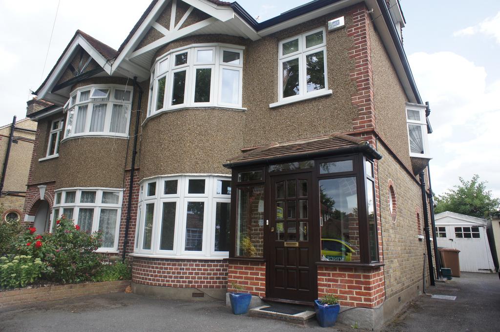 23 Penton Road, Staines, TW18 2JX 4 bed end of terrace house £2,200