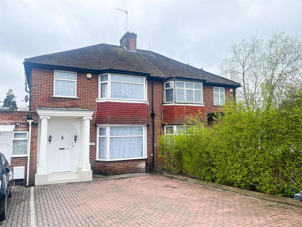 Hendon Way, London, NW2 4 bed semidetached house £3,033 pcm (£700 pw)
