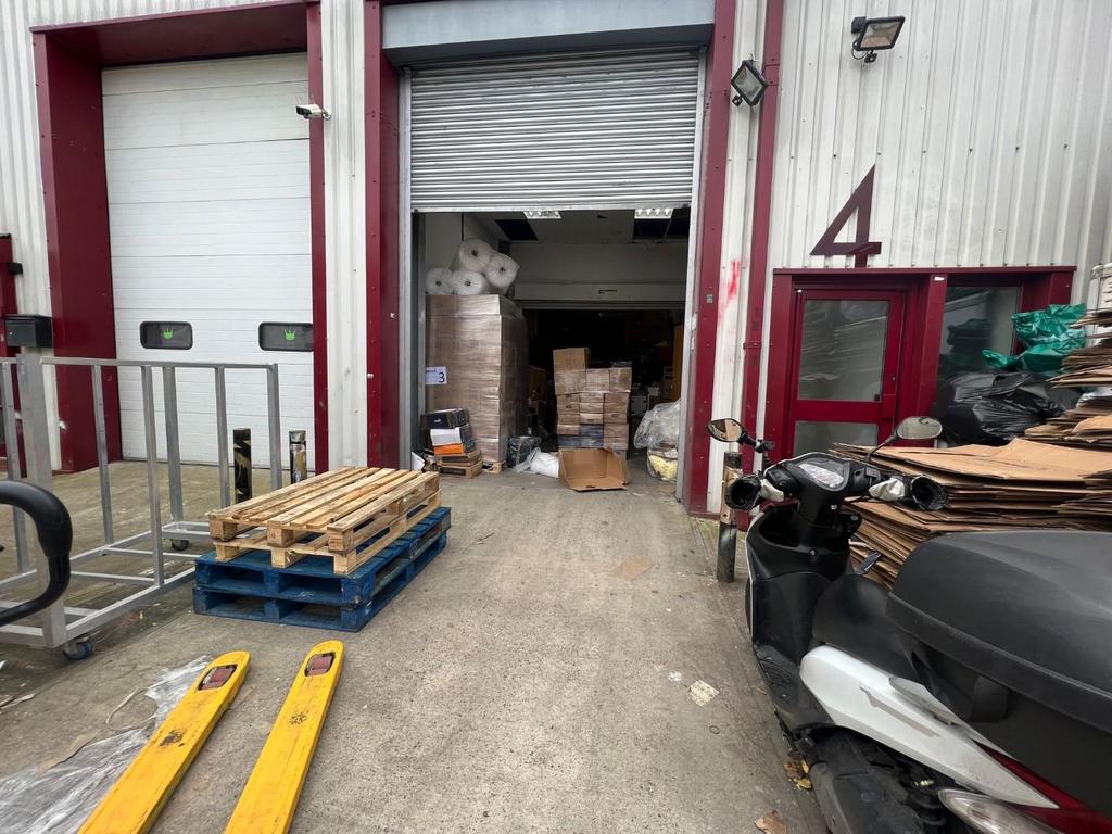 Adrienne Avenue, Southall Warehouse £2,500 pcm (£577 pw)