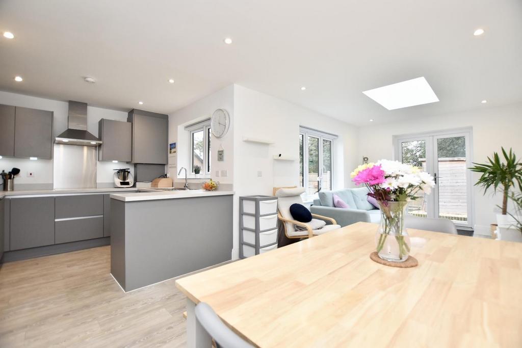 Kitchen / Dining Area