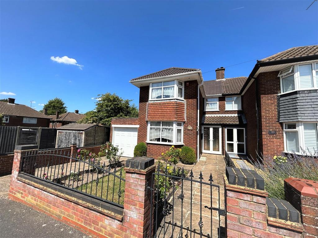 Sundown Avenue, Dunstable, Bedfordshire 3 bed semidetached house for