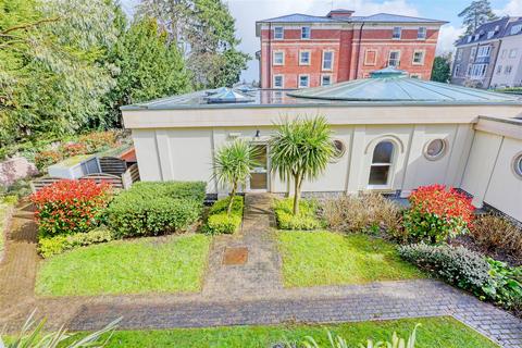 1 bedroom apartment for sale, Cartwright Court, Church Street, Malvern, WR14 2GE