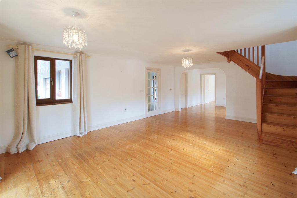 Living Room ..jpg