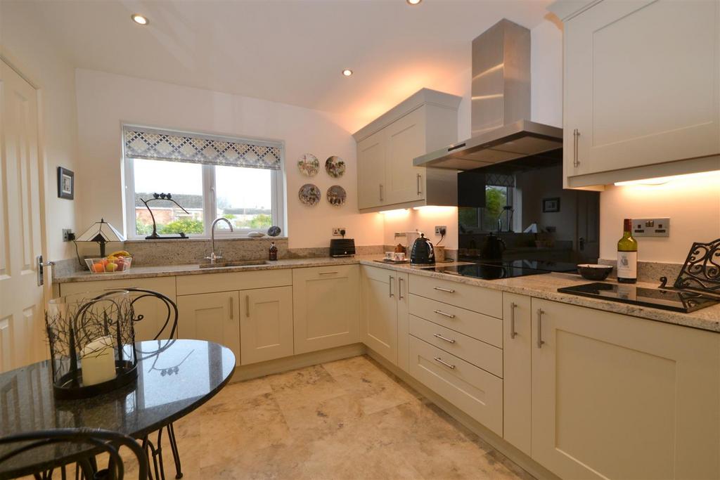 Bredon Grove, Malvern 2 bed detached bungalow £415,000