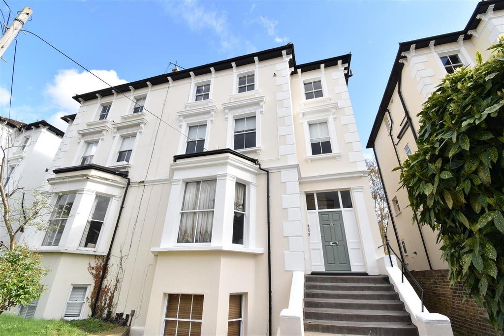 St Philips Road, Surbiton 2 bed flat £1,595 pcm (£368 pw)