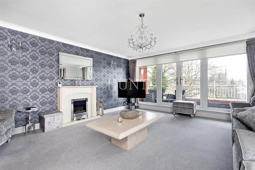 Dolphin Court, High Road, Chigwell IG7 1 bed apartment to rent £2,000