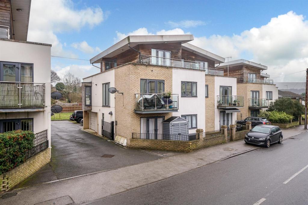 St. Albans Hill, Hemel Hempstead 2 bed apartment £325,000
