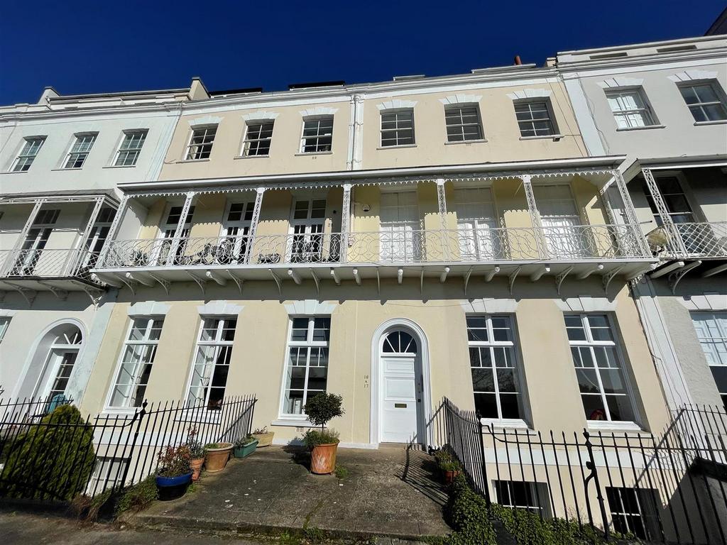 Royal York Crescent, Clifton, Bristol, BS8 2 bed apartment for sale £