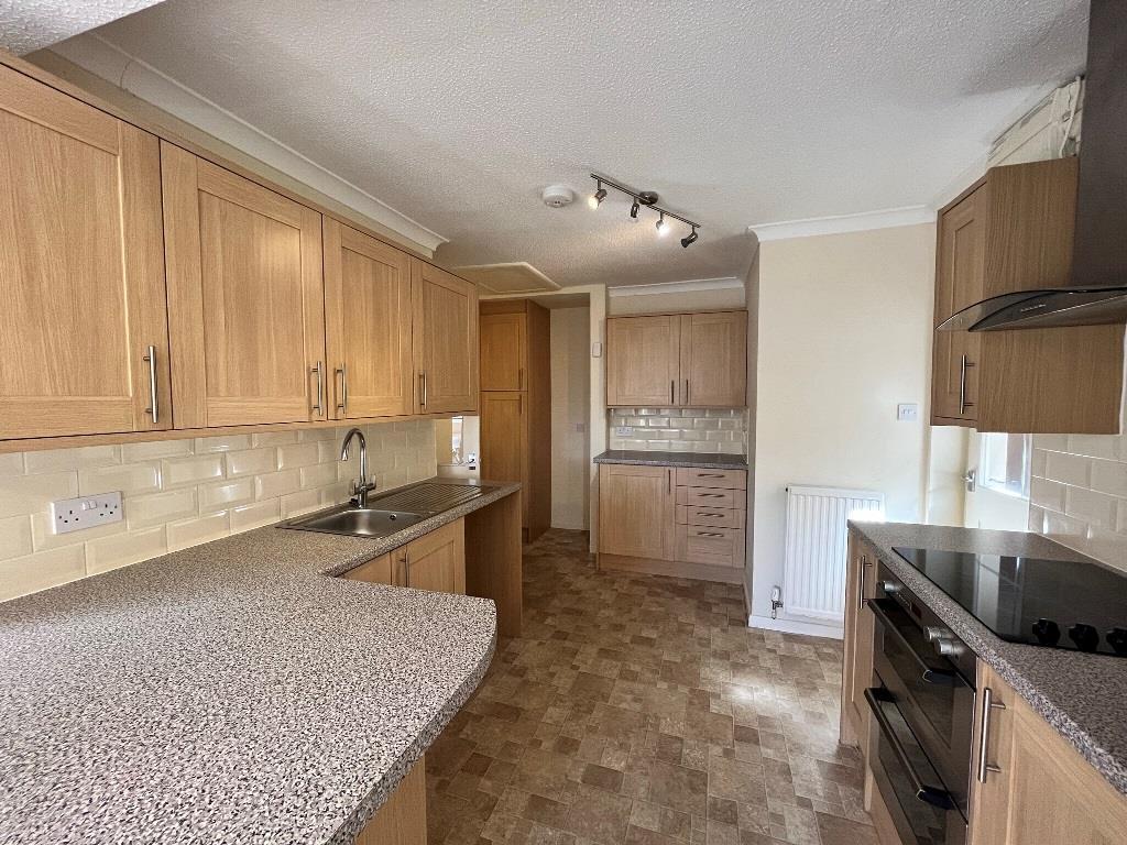 Briar Close, Evesham 3 bed semidetached bungalow £975 pcm (£225 pw)