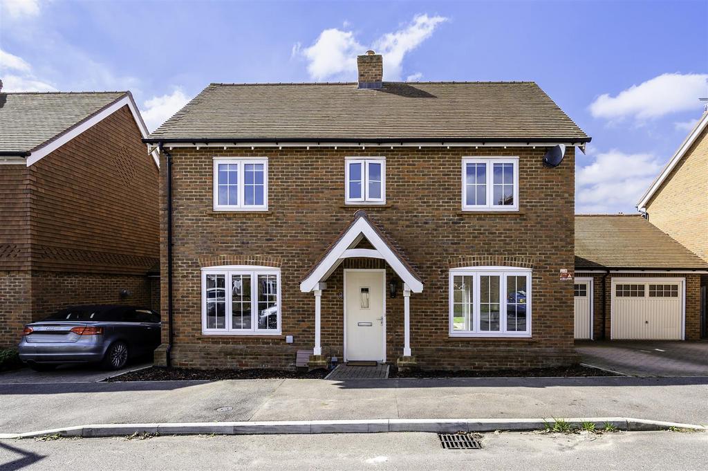 Hayton Crescent, Tadworth 3 bed detached house £599,950