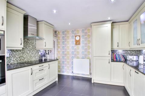 25 Leaside Avenue, Chadderton, Oldham, OL1 2QZ