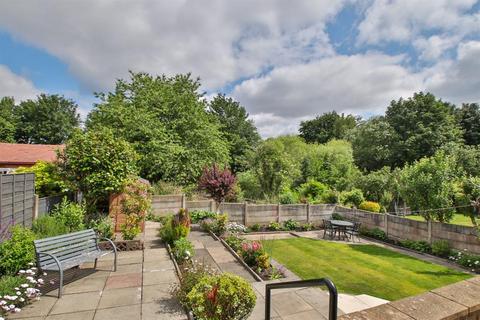 25 Leaside Avenue, Chadderton, Oldham, OL1 2QZ
