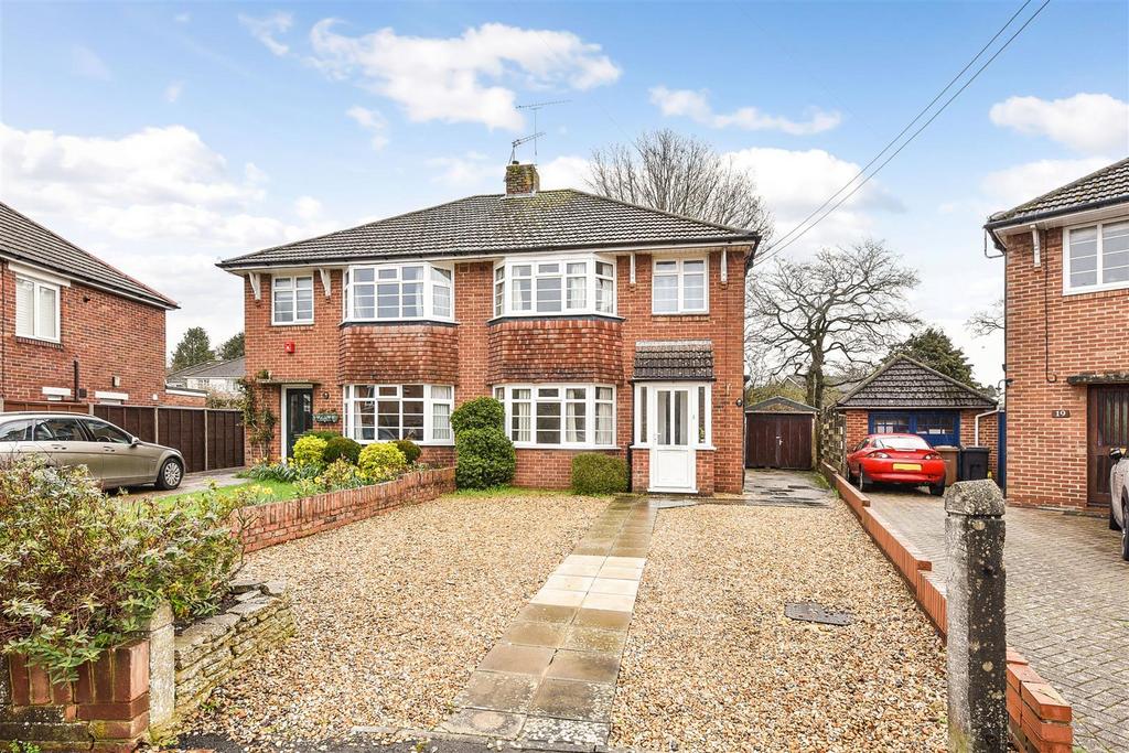 Tadfield Crescent, Romsey, Hampshire 3 bed semi-detached house - £395,000