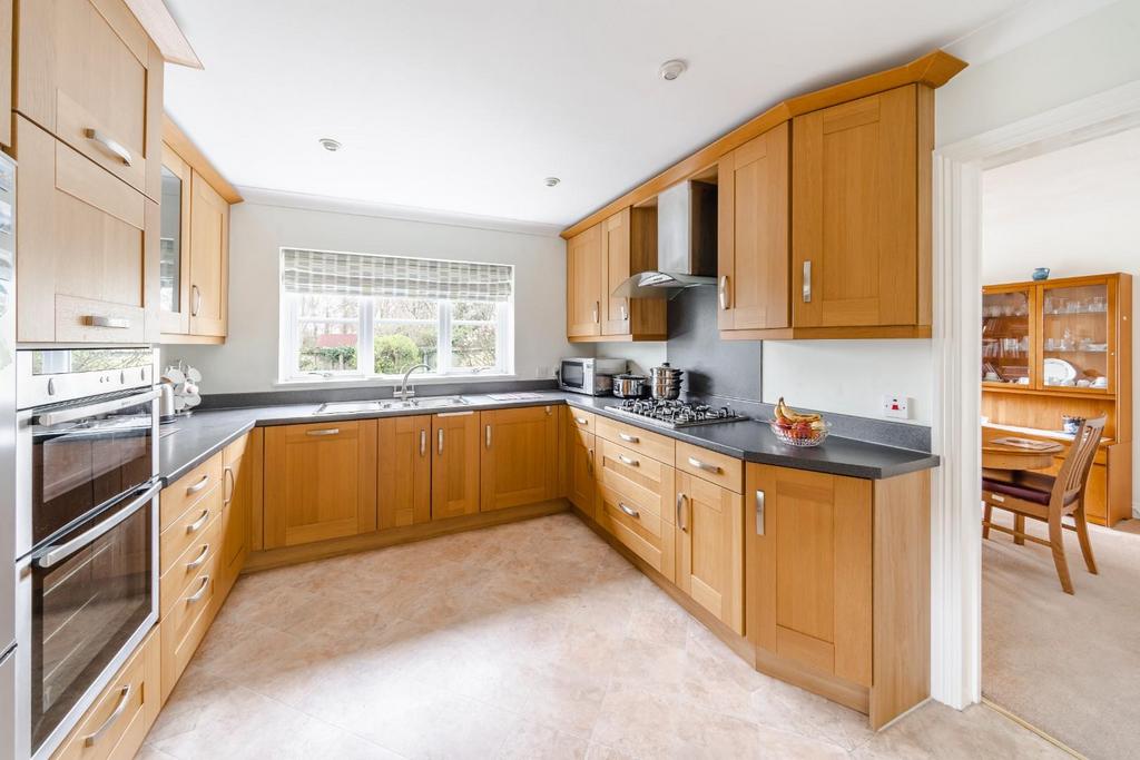15 Kitchen.jpg