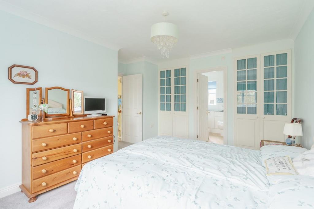 18 bedroom.jpg