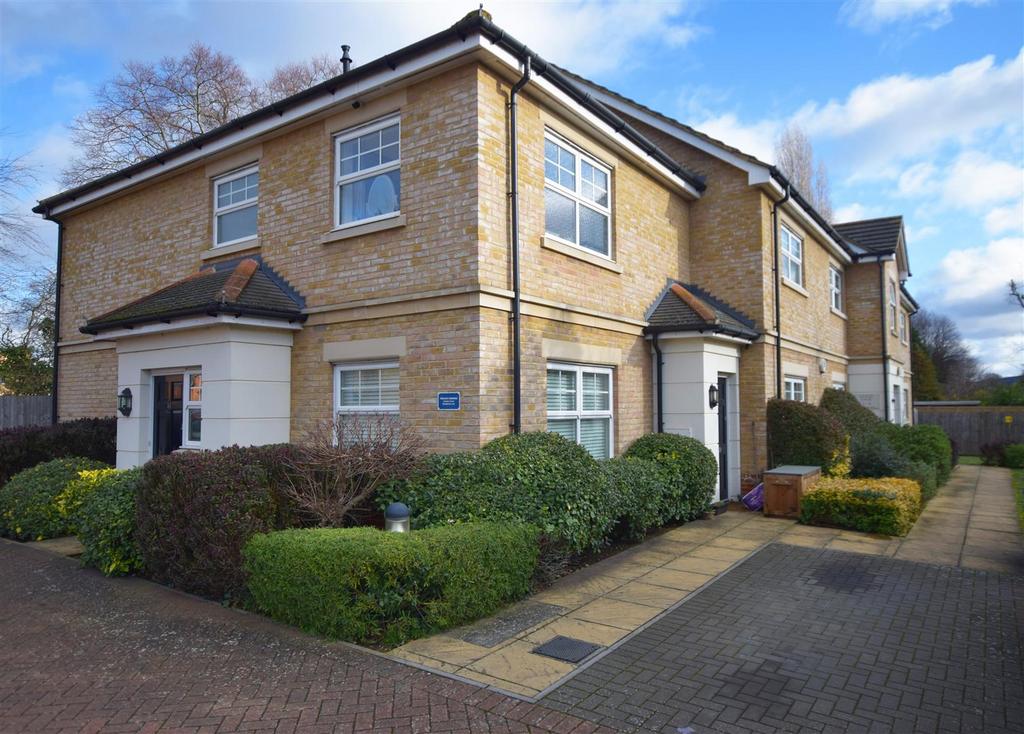 Sandringham Mews, Hampton 2 bed apartment to rent £1,650 pcm (£381 pw)