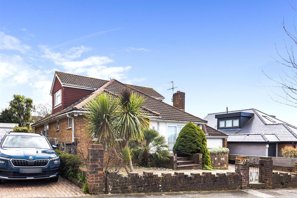 Shirley Avenue, Hove 5 bed detached house £4,500 pcm (£1,038 pw)