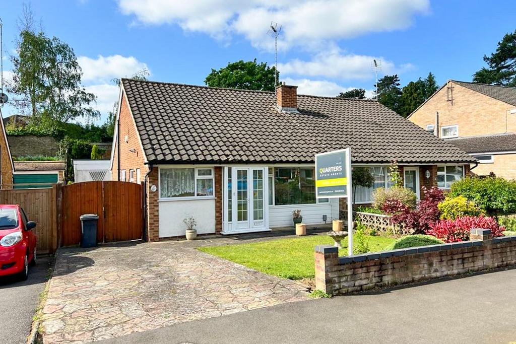 The Paddocks, Linslade, Leighton Buzzard 2 bed semidetached bungalow